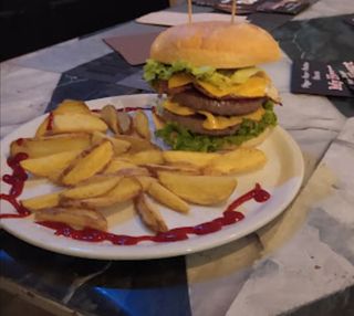 My Heart Burger con patatine, bevanda e salsa a scelta