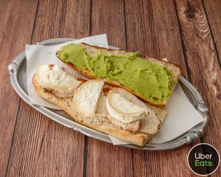 Bocadillo Pollo Guacamole Y Queso De Cabra