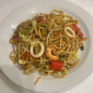 134. Ramen saltato con frutti di mare e verdure