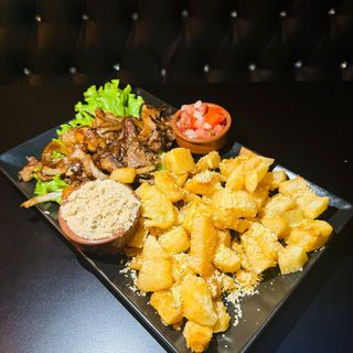 Filé Acebolado com Mandioca 