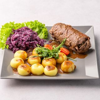 Rolada wołowa z sosem pieczeniowym