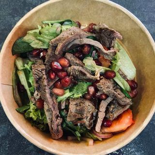 Салат з яловичиною та гранатом