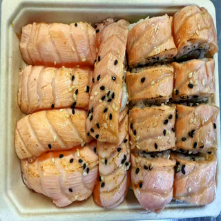 Caixa com California arco íris e nigiris braseados(34)