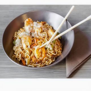 Yakisoba con langostinos
