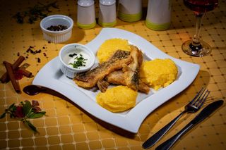 Crap prajit cu mamaliguta si mujdei