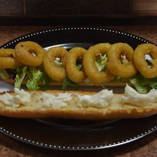 Bocadillo De Calamares Con Lechuga Y Alioli (Grande)
