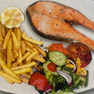 100. Salmón Con Patatas Fritas Y Ensalada