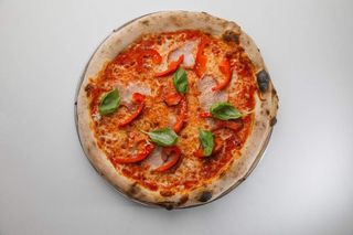 Піца з печеним перцем та цибулею