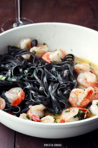Czarne tagliatelle z krewetkami tygrysimi