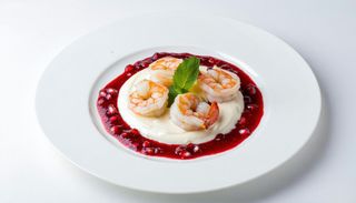 Creveti cu sos de rodie si mouse de telina