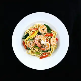 133. Spaghetti udon con verdura e gamberi