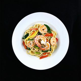 133. Spaghetti udon con verdura e gamberi