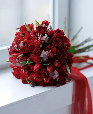 Red Obsession - Buchet luxury rosu cu trandafiri si lalele