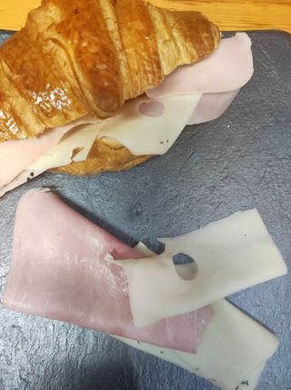 Croissant de jamón york y queso
