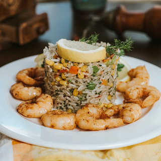 ვეფხისებური კრევეტი გარნირით