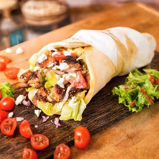 ქათმის შაურმა თეფშზე