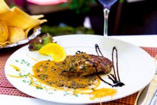 Muşchi de vită cu sos de piper verde