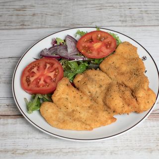 Milanesa de pollo con ensalada de la casa