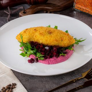 Картофельная зраза с грибами и свекольным хумусом