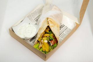 Gyros grecesc de pui cu sos Tzatziki