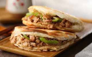 #54 Burger chinezesc cu carne