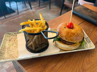 Cheeseburger i pomfrit