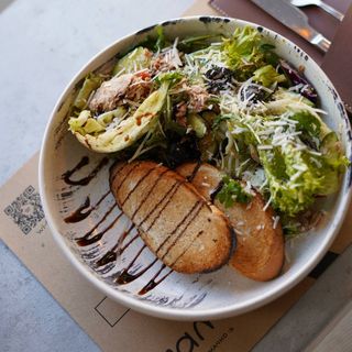 Салат з тунцем