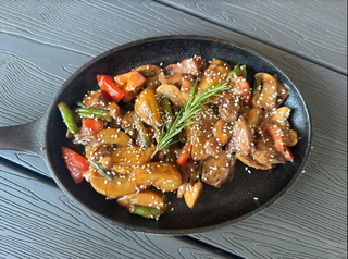 Сковорідка зі свининою (450 гр)