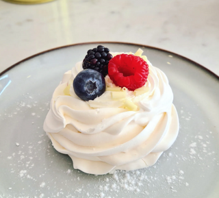 Pavlova Doce de leite com frutos vermelhos 