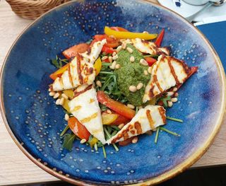 Salata cu halloumi la gratar