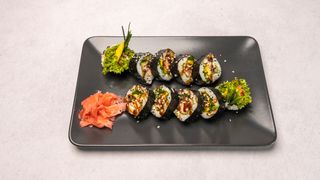 6. Futomaki serek, sałata, łosoś pieczony, mango, szczypiorek 10szt