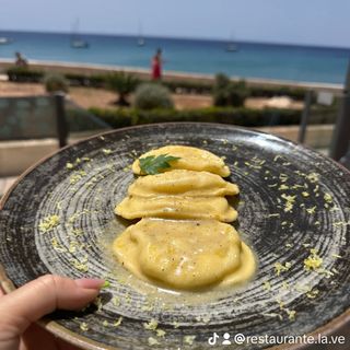 Pasta Raviolo Con Setas Porcini En Crema De Parmesano Y Salvia