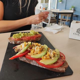 Totadas con aguacate y tomate 