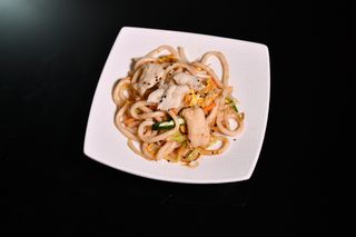 62. Udon saltato con verdura mista e pollo
