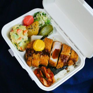 Bento box de tonkatsu (lomo rebozado en Panko)