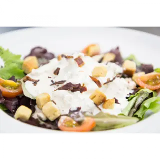 ENSALADA CÉSAR con pollo, beicon crujiente, costrones de pan y salsa César