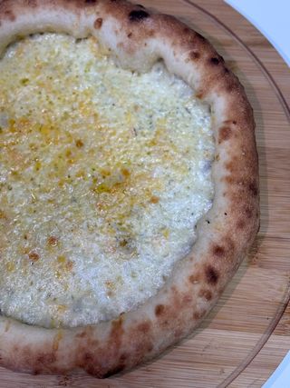 25 піца кватро формаджі гаряча