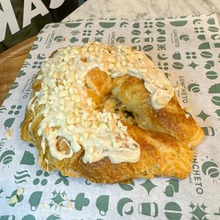 Croissant de nocilla de chocolate blanca y almendras