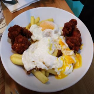 Huevos Rotos Con Longaniza (Ración)