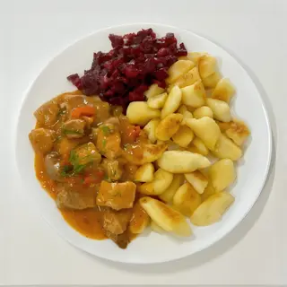 Kopytka smażone z gulaszem wieprzowym i surówką