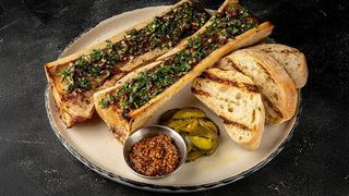 Кістковий мозок з грінками та гірчичним огірком (100/50 г)