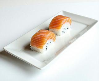 Salmone scottato black nigiri