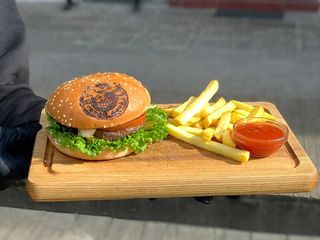 Бургер Класичний З Картоплею Фрі (410г)