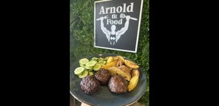 Телешки кюфтета с подправки три броя с две гарнитури по избор (450г)