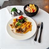 Пилешко филе с комбинирана гарнитура (400г)