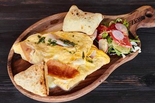 Omlet sa sirom na pizza tijestu