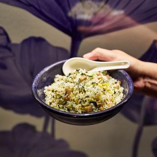 Arroz frito con verdura y cerdo laqueado