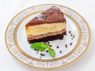 Торт "Апельсиновий мус з шоколадним суфле