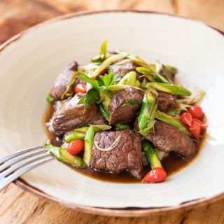 Dados de solomillo de vaca vieja con verduritas sobre parmentier