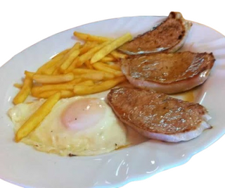 Lomo con patatas y huevo